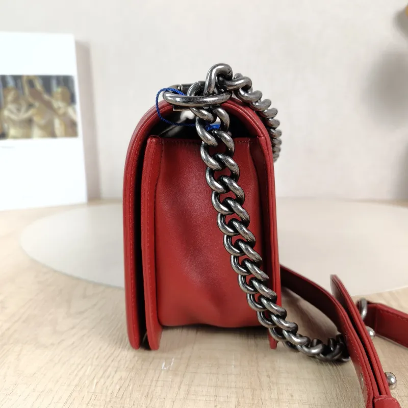 Chanel Crossbody Bag Le Boy​Red Calfskin Medium25 × 9 × 15 cm — detail view 4 of 14