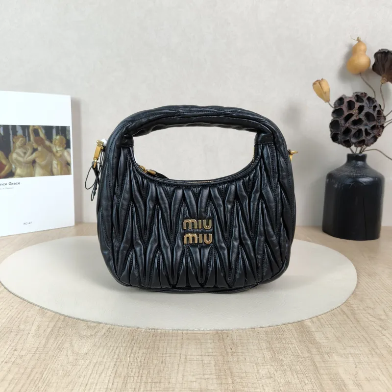 Miumiu Shoulder Bag Wander Matelassé Hobo Black SL ambskin Small20 × 6 × 17 cm
