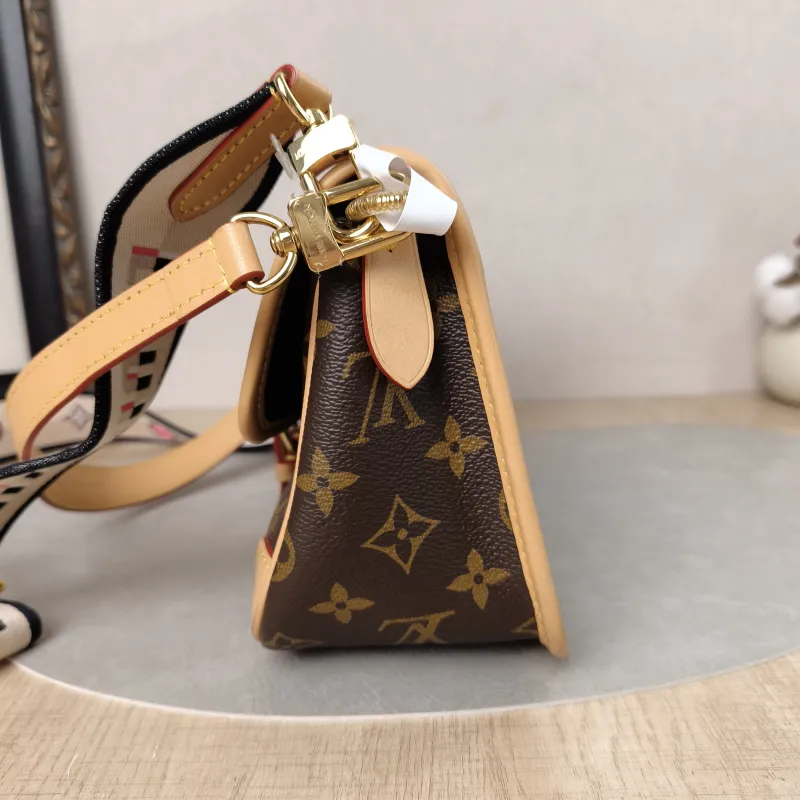 Louis Vuitton Crossbody Bag Diane Baguette Bag Shoulder Strap PVC Small24 × 9 × 15 cm — detail view 19 of 21