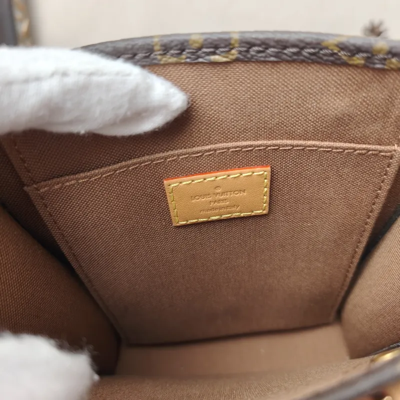 Louis Vuitton Crossbody Bag PETIT SAC PLAT Mini Monogram PV Cmini14 × 5 × 17 cm — detail view 6 of 9