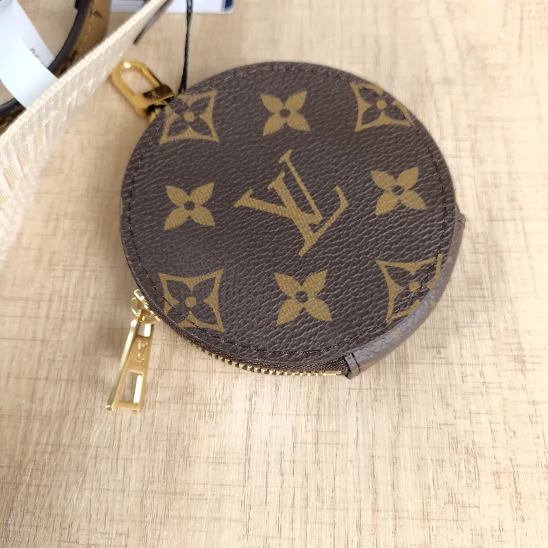 Louis Vuitton Crossbody Bag Onthego East West Monogram PVC Small25 × 10 × 13 cm — detail view 9 of 13