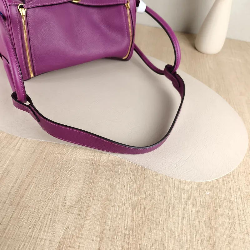 Hermès Crossbody Bag Lindy 26 P9Anemone Taurillon Clemence TC Calfskin Small 26 × 12 × 18 cm Y — detail view 1 of 12