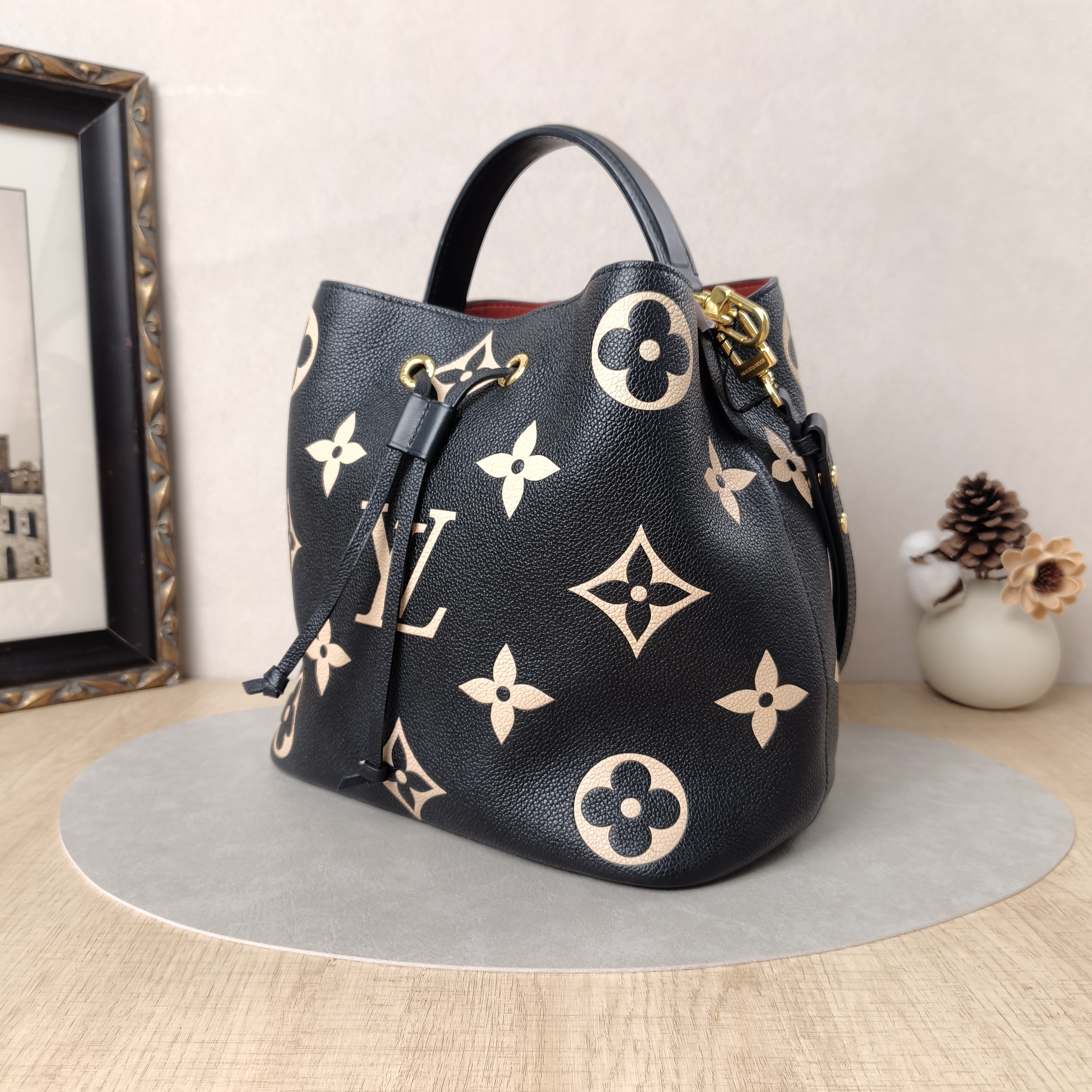 Louis Vuitton Shoulder Bag NÉONOÉ Bucket Bag Black · White Monogram Empreinte Embossed Calfskin Medium26 × 17.5 × 26 cm — cover view 4 of 10