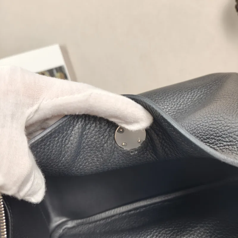 Hermès Crossbody Bag Lindy 26 89Black Taurillon Clemence TC Calfskin Small 26 × 12 × 18 cm B — detail view 1 of 11