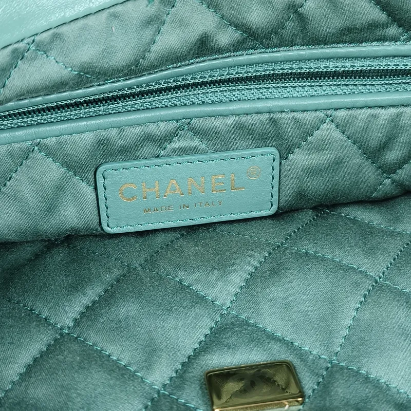 Chanel Shoulder Bag22Bag Green CC alfskin39 × 8 × 42 cm — detail view 3 of 17