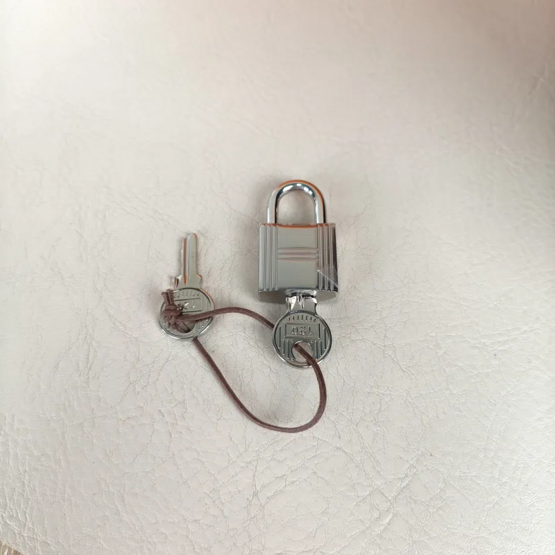 Hermès Top Handle Bag Picotin Lock 18 1889Black Clemence Taurillon TC Calfskin Small18 × 13 × 19 cm — detail view 1 of 12