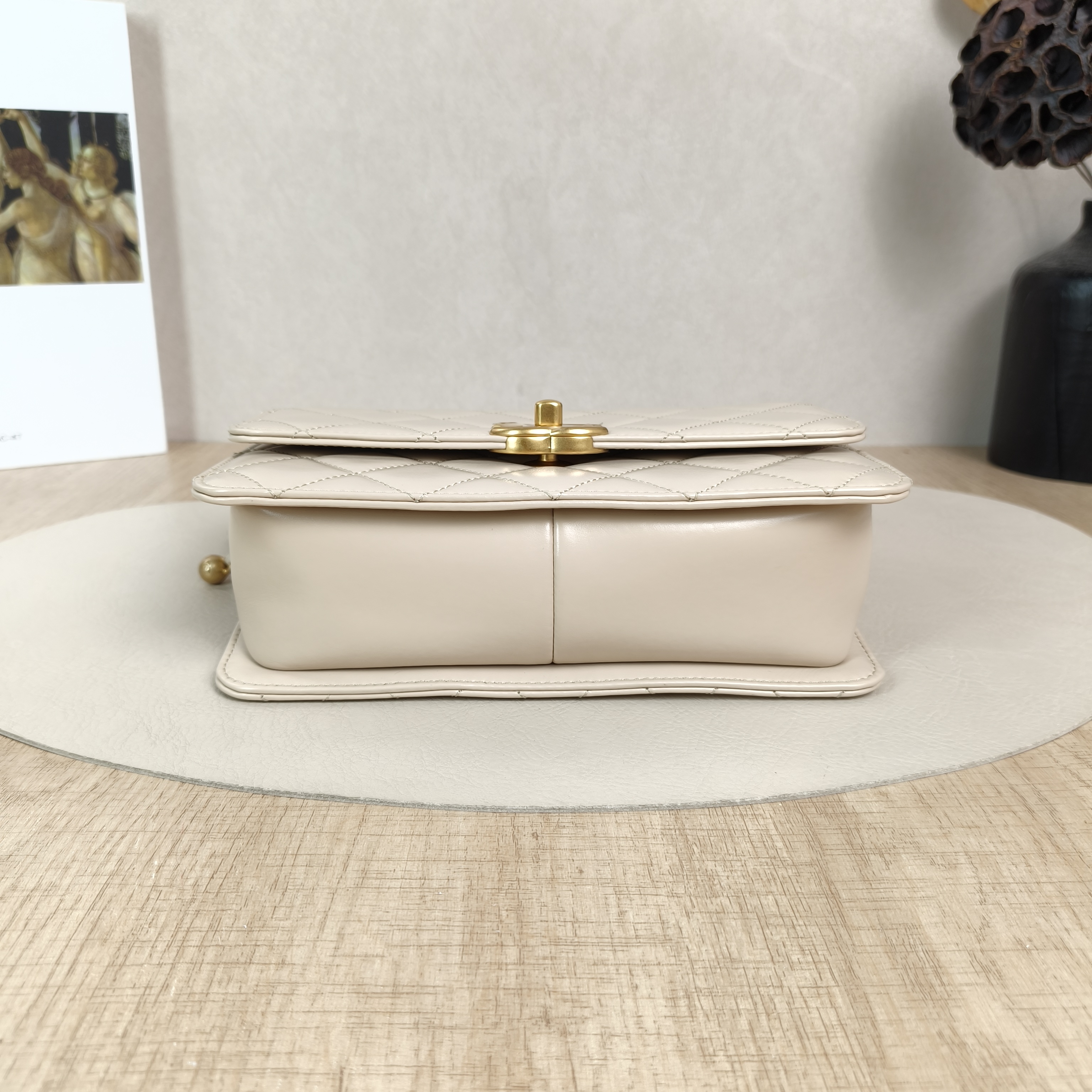 Chanel Crossbody Bag Beige Calfskin Medium22 × 8 × 14.5 cm — cover view 2 of 6