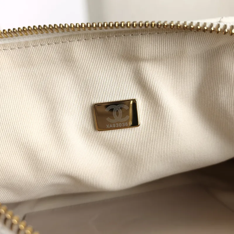 Chanel Shoulder Bag hobo White Lambskin Large 32 × 4 × 20 cm — detail view 9 of 9