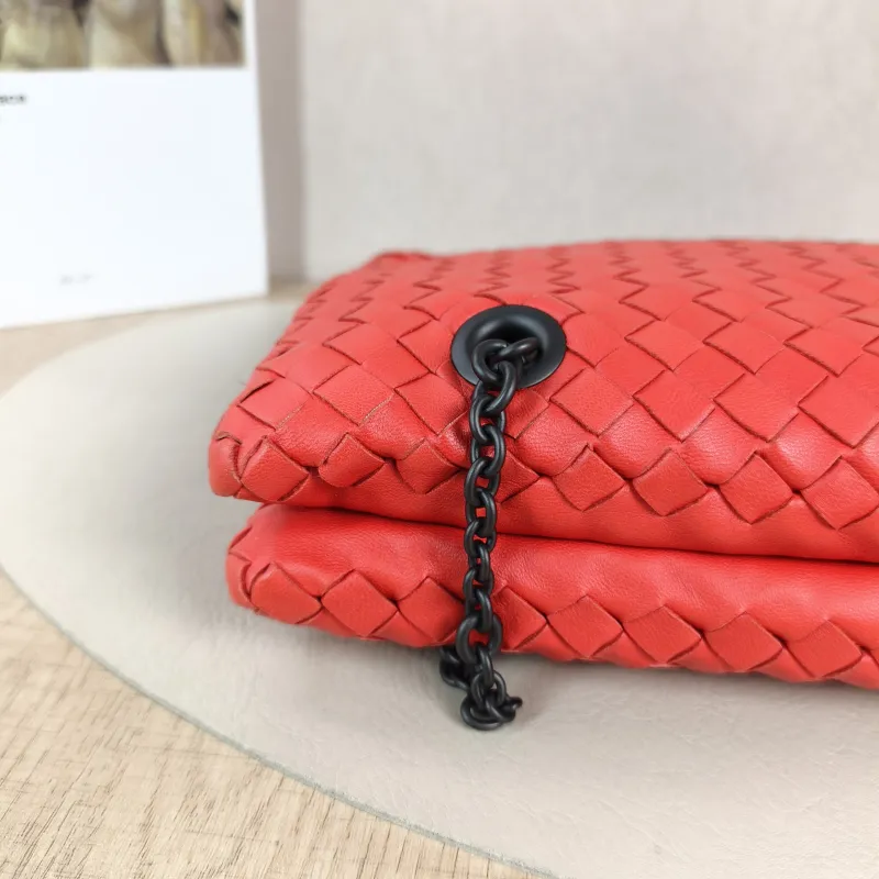 Bottega Veneta Shoulder Bag Shoulder Bag Red Lambskin One Size30 × 4 × 18 cm — detail view 9 of 11