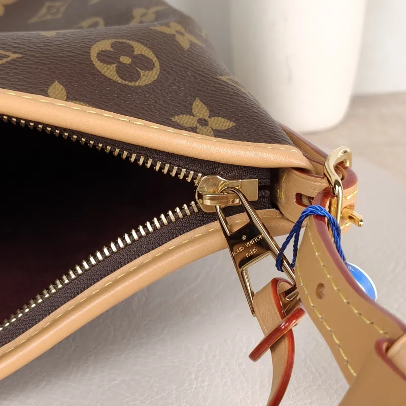 Louis Vuitton Shoulder Bag Carryall East West Monogram PVC 36 × 10 × 19 cm — detail view 6 of 13