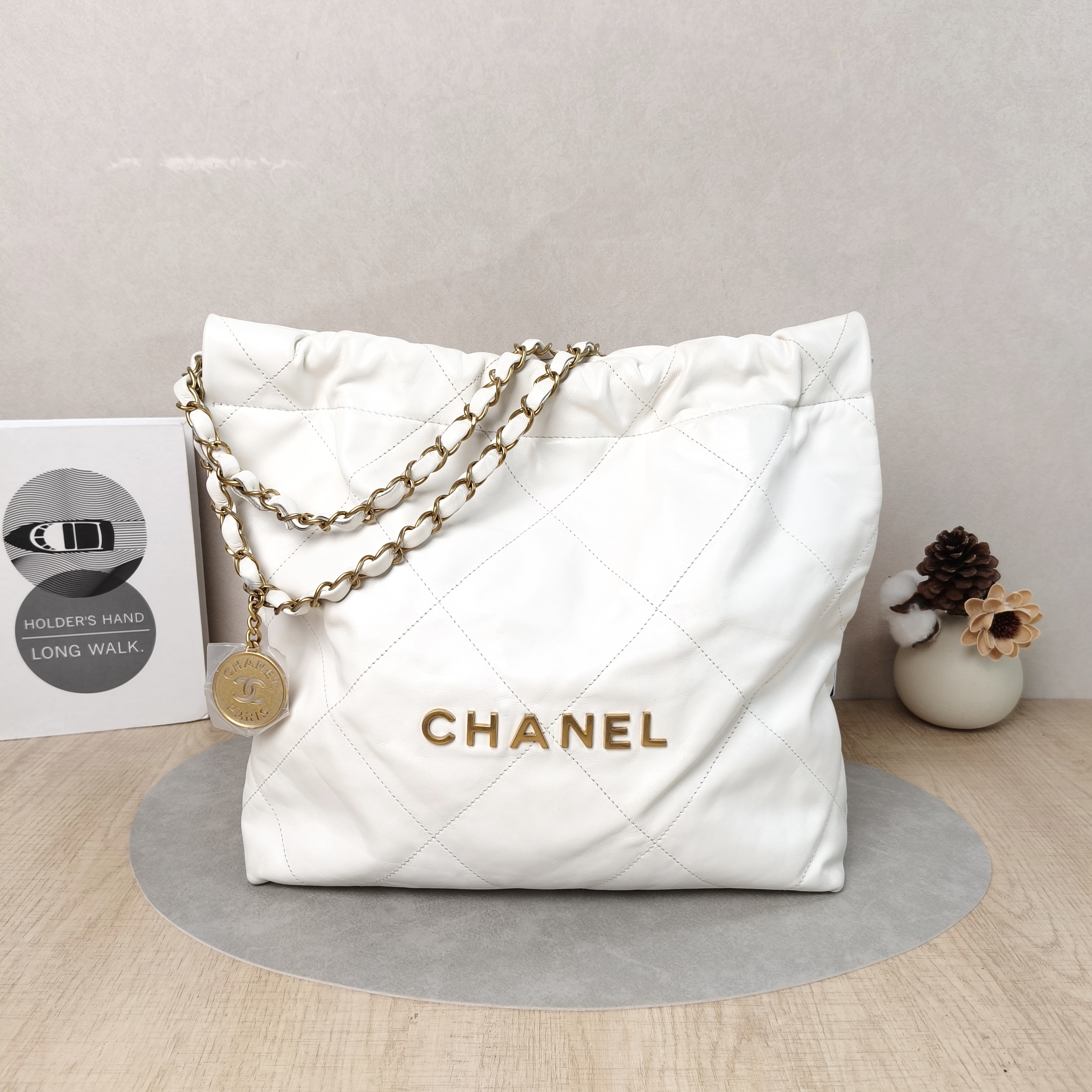 Chanel Shoulder Bag22Bag White CC alfskin Small35 × 7 × 37 cm