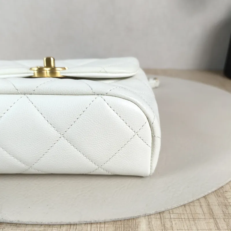 Chanel Crossbody Bag Edition White Calfskin One Size17 × 7 × 13 cm — detail view 1 of 14