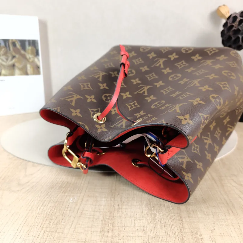 Louis Vuitton Shoulder Bag NÉONOÉ Bucket Bag PVC Medium 26 × 17.5 × 26 cm — detail view 4 of 11