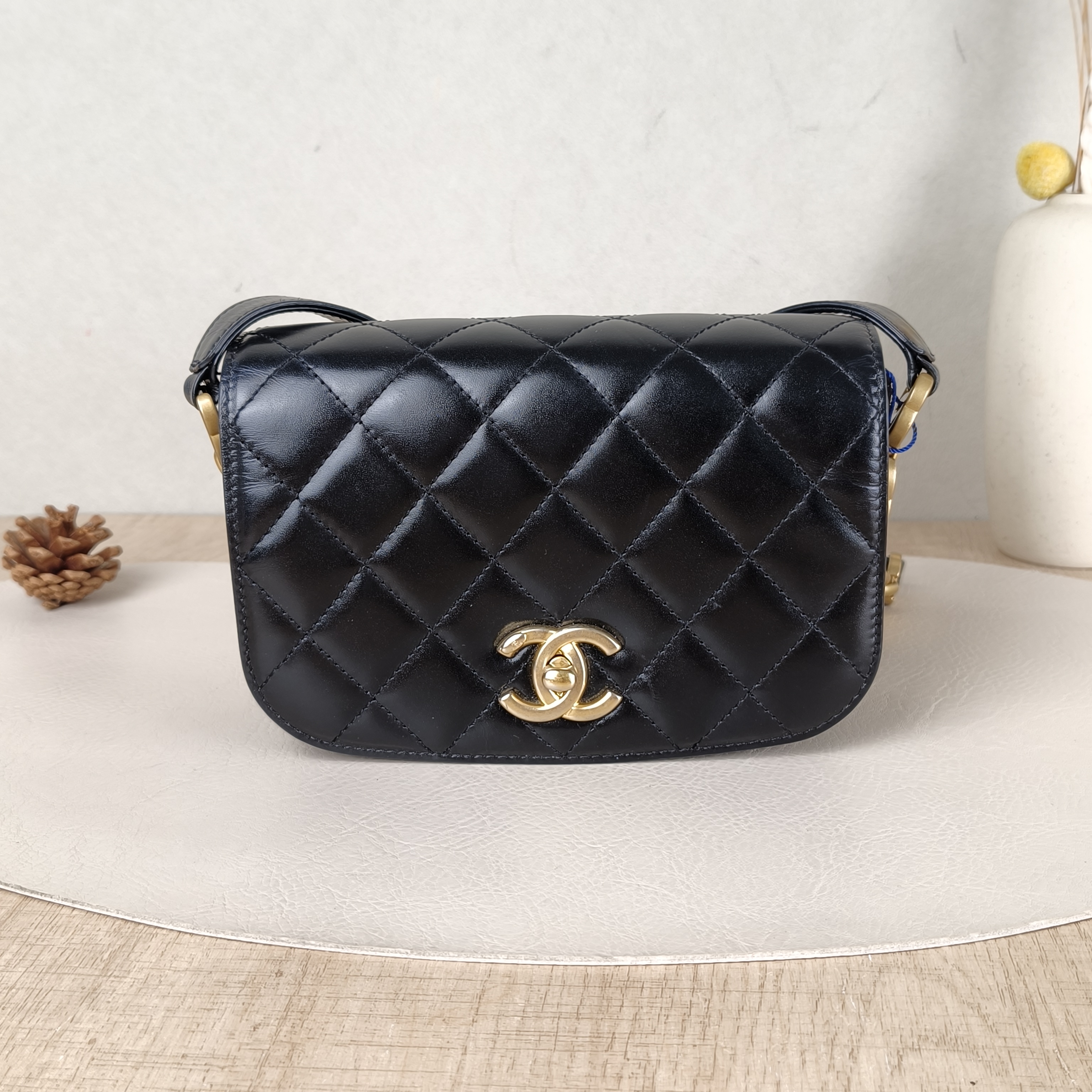 Chanel Crossbody Bag22a c Black Calfskinmini17.5 × 5.5 × 12 cm