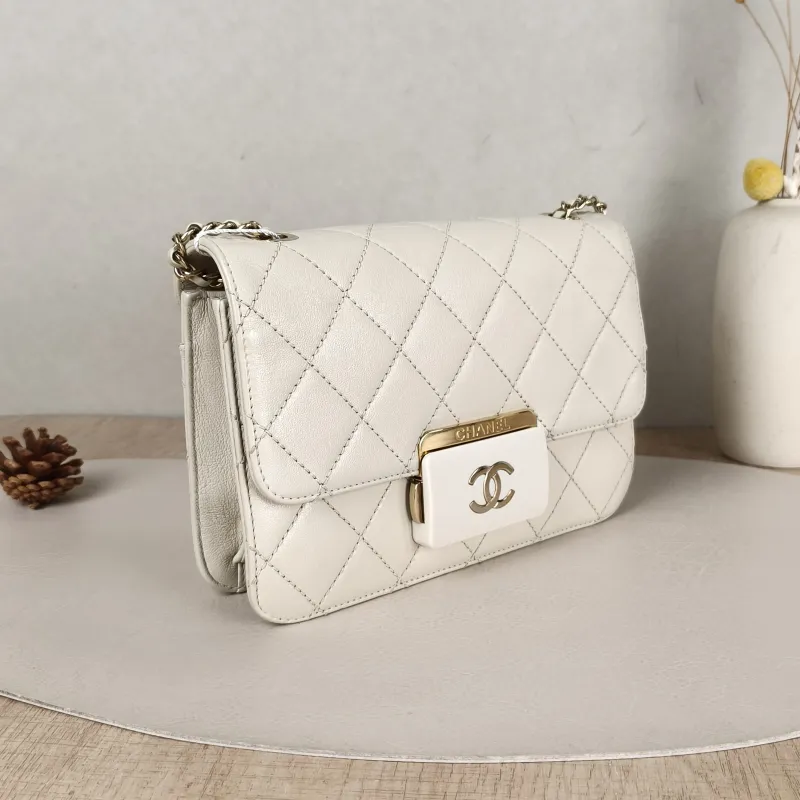 Chanel Crossbody Bagcf Collection Crossbody Bag White Calfskin One Size21 × 5 × 14 cm — cover view 4 of 5