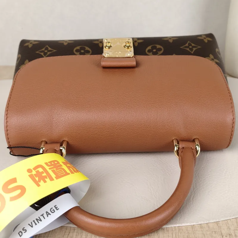 Louis Vuitton Crossbody Bag MADELEINE PVC · Calfskin BB24.5 × 8 × 16 cm — detail view 13 of 15