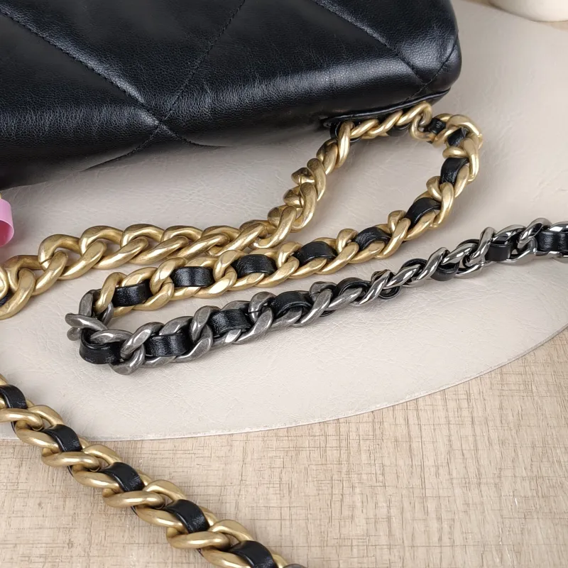 Chanel Crossbody Bag19Bag Black SL ambskin Small26 × 9 × 16 cm — detail view 13 of 15