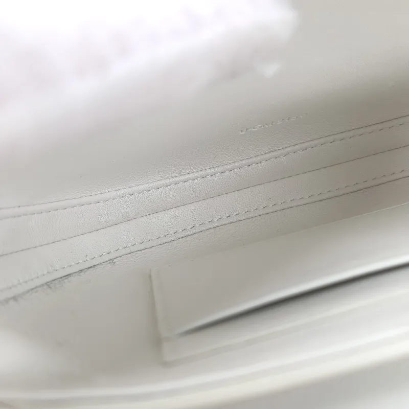 CELINE Crossbody Bag Besace 16 White Calfskin Small19 × 6 × 17 cm — detail view 7 of 11