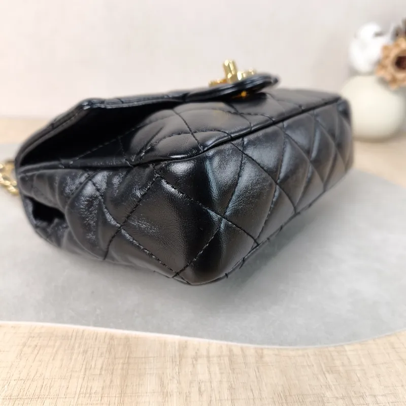 Chanel Crossbody Bag mini Black Lambskin mini 21 × 8 × 13 cm — detail view 1 of 11