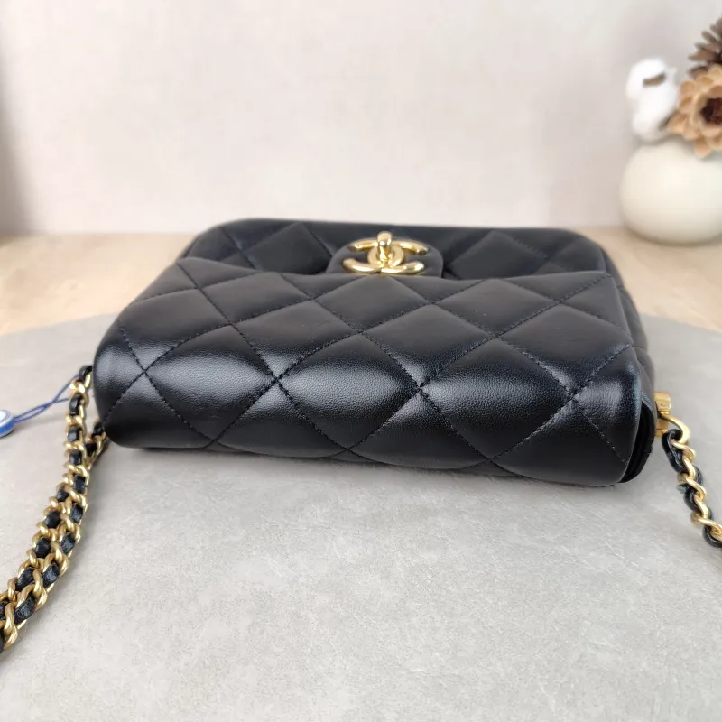 Chanel Crossbody Bag Pearl Black Lambskin One Size 18 × 6 × 13 cm — detail view 7 of 12