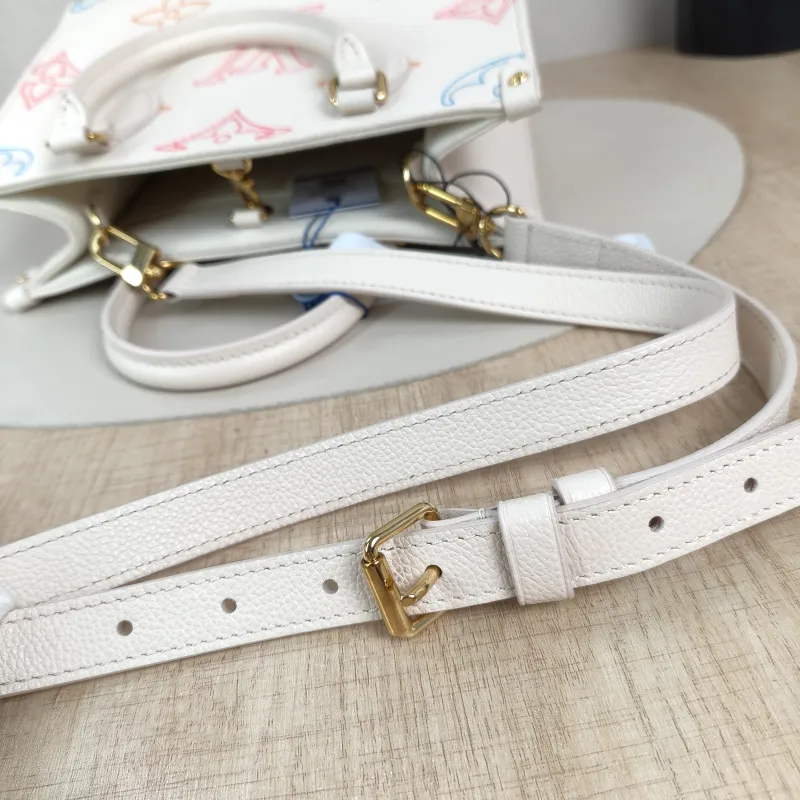 Louis Vuitton Top Handle Bag Onthego White · Embroidered Calfskin Small25 × 11.5 × 19 cm — detail view 4 of 10