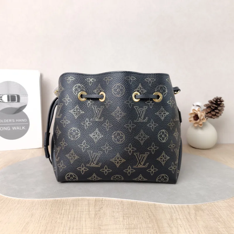 Louis Vuitton Crossbody Bag BELLA Black Calfskin One Size22 × 14 × 19 cm — cover view 2 of 5