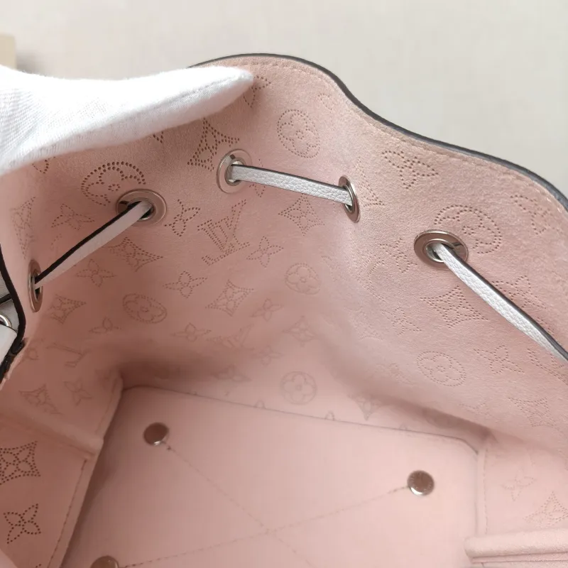 Louis Vuitton Crossbody Bag BELLA Calfskin One Size 22 × 14 × 19 cm — detail view 5 of 11