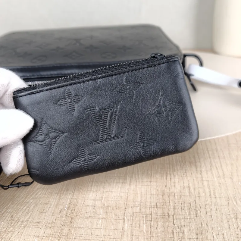 Louis Vuitton Shoulder Bag Duo Messenger Messenger Bag Black Calfskin 26 × 4.5 × 18.5 cm — detail view 10 of 13