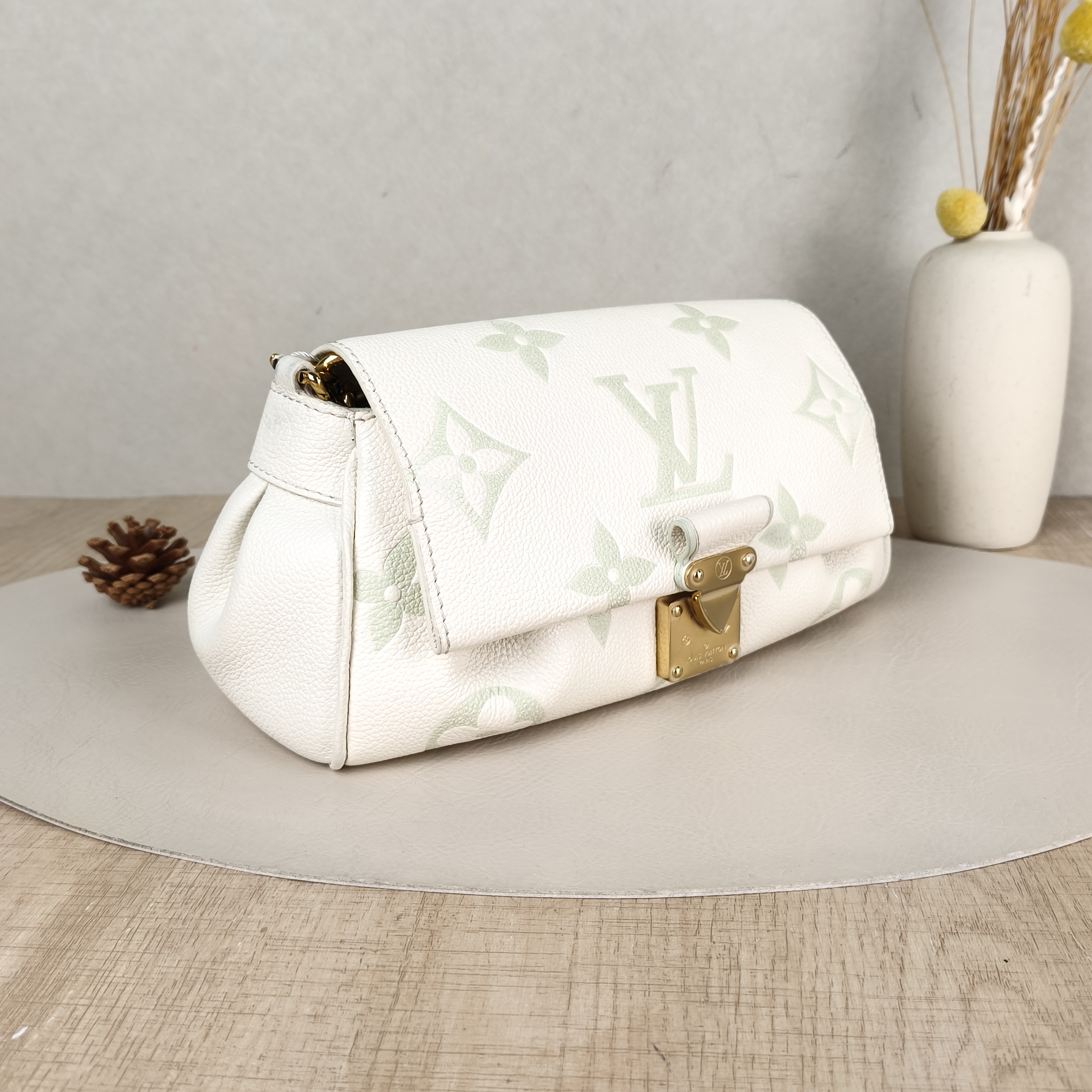 Louis Vuitton Crossbody Bag Favorite White · Green Empreinte Embossed Calfskin Monogram Medium24 × 9 × 14 cm — cover view 3 of 5