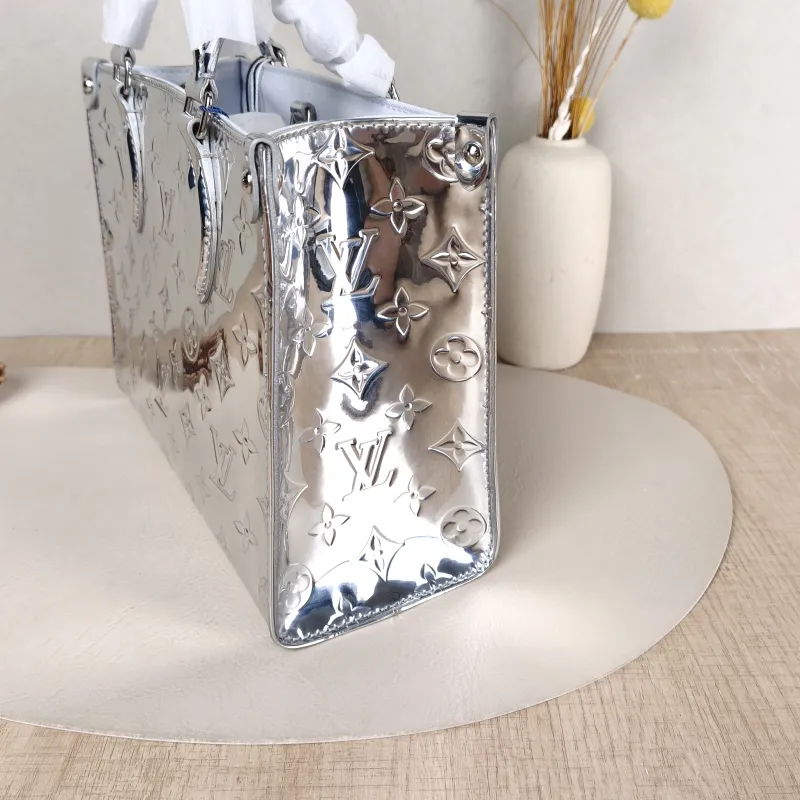 Louis Vuitton Top Handle Bag Onthego Silver Patent Leather Small 25 × 11.5 × 19 cm — detail view 10 of 10