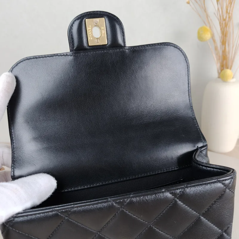 Chanel Crossbody Bag 26c Pearl Black Lambskin Small 20 × 6 × 14 cm — detail view 5 of 12