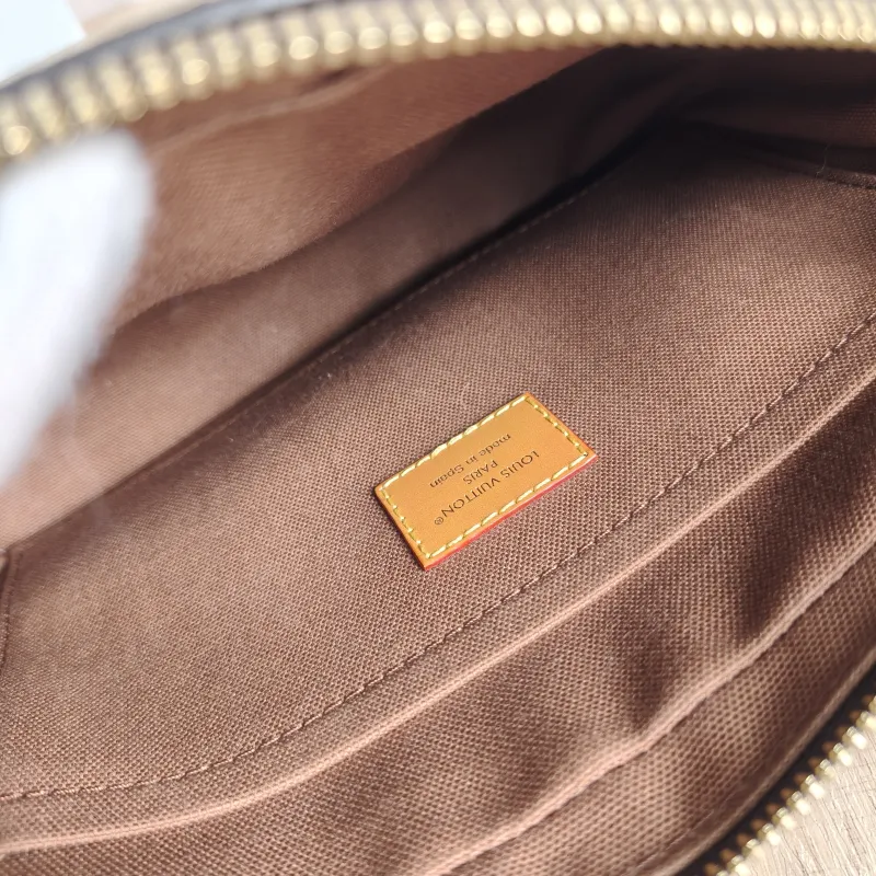 Louis Vuitton Crossbody Bag Nil Messenger Bag Monogram PVC One Size 25 × 11 × 17.5 cm — detail view 2 of 11
