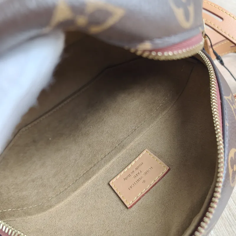 Louis Vuitton Crossbody Bag BOITE CHAPEAU SOUPLE Monogram PVC Large 20 × 8 × 22.5 cm — detail view 8 of 12