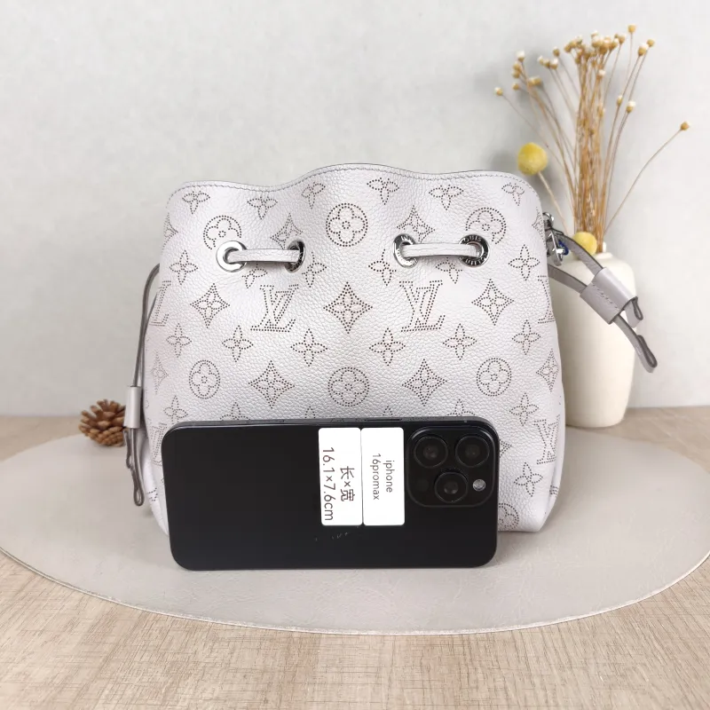 Louis Vuitton Crossbody Bag BELLA Calfskin 22 × 14 × 19 cm — cover view 3 of 5
