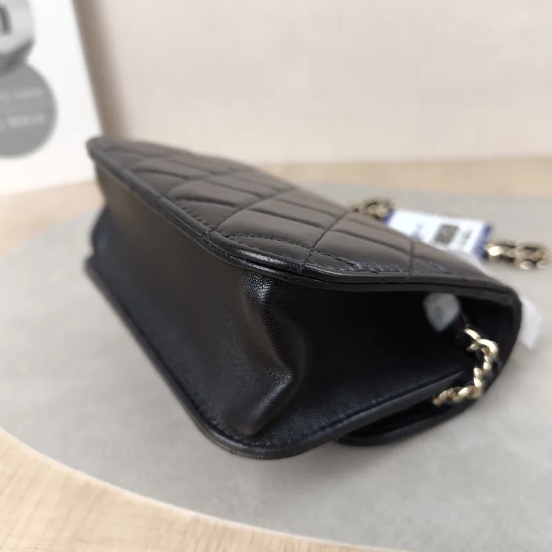 Chanel Crossbody Bag26c Pearl Black Lambskinmini15 × 5.5 × 10.5 cm — detail view 17 of 19