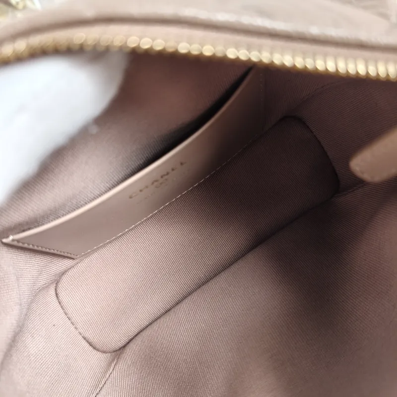 Chanel Crossbody Bag Crossbody Bag Calfskin One Size21.5 × 7.5 × 19 cm — detail view 4 of 12