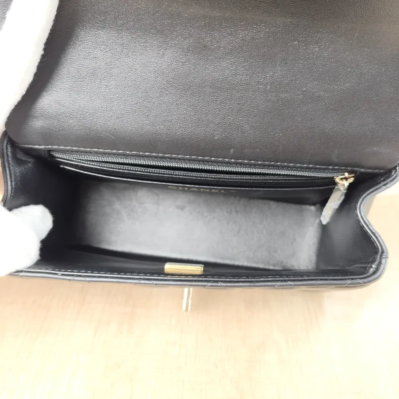 Chanel Crossbody Bag mini Black Lambskin mini 20 × 6 × 12 cm — detail view 9 of 13