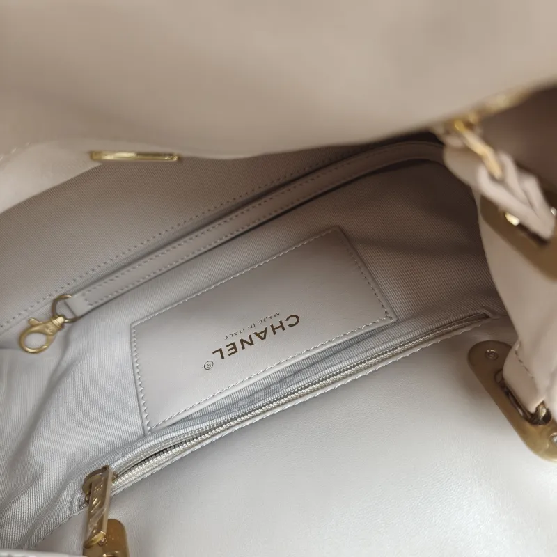 Chanel Top Handle Bag25p hobo Beige Lambskin One Size24 × 10 × 14 cm — detail view 1 of 12