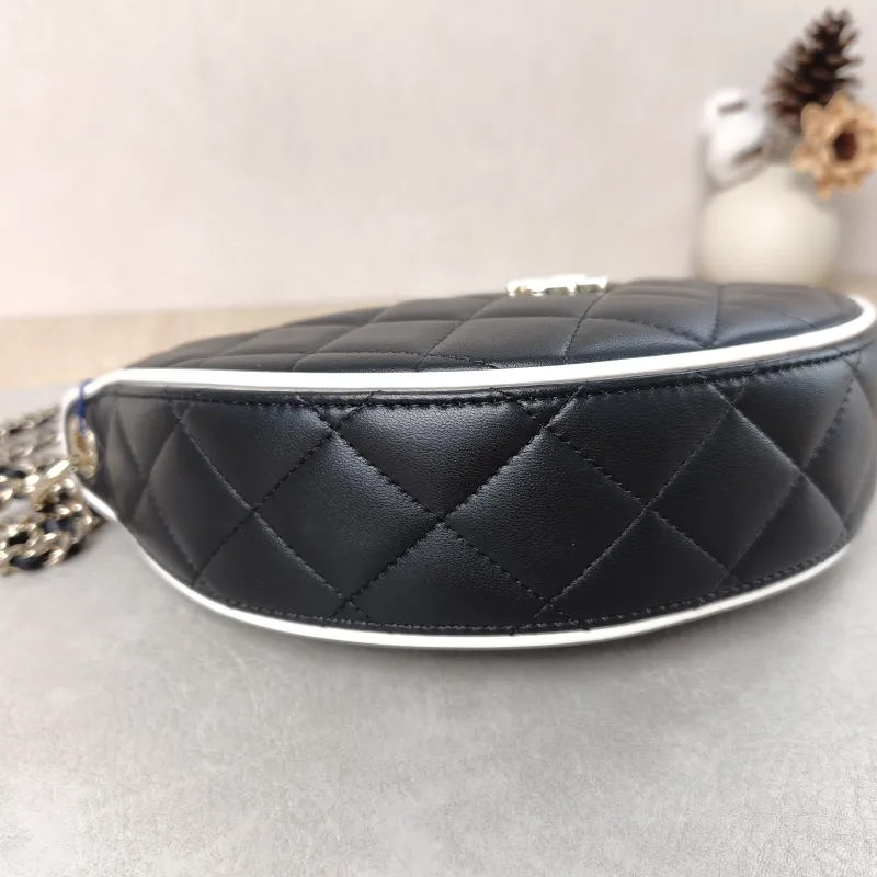 Chanel Crossbody Bag26s Top Handle Crossbody Bag Lambskin One Size22 × 6 × 15 cm — detail view 15 of 15