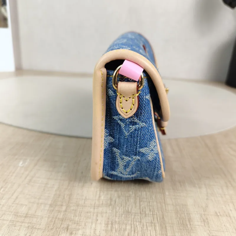 Louis Vuitton Crossbody Bag Diane Baguette Bag Blue nano 19 × 6 × 10.5 cm — detail view 11 of 13