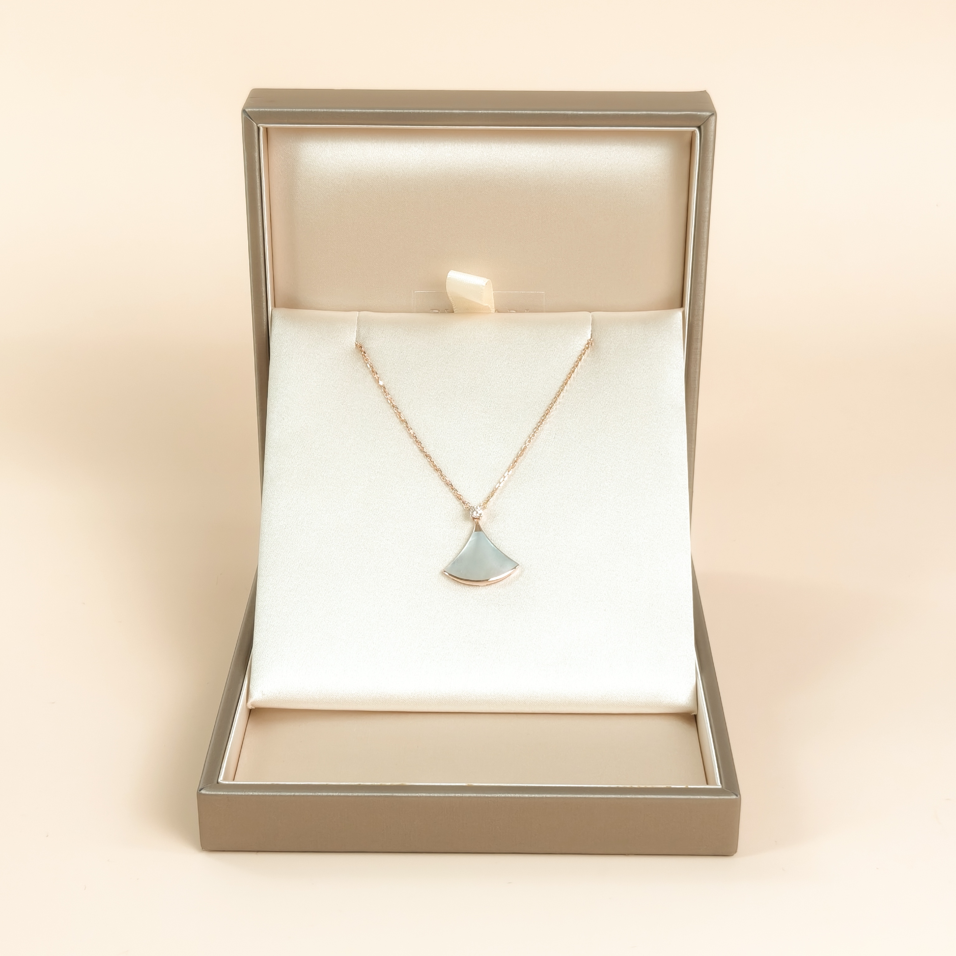 Bvlgari Necklace DIVAS’ DREAM Collection Pearl White Mother-of-Pearl Diamond18KR ose Gold Medium Pendant2cm 43cm — cover view 7 of 10