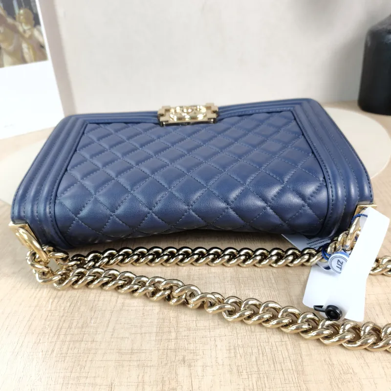 Chanel Crossbody Bag Le Boy​Navy Medium25 × 9 × 15 cm — detail view 2 of 14