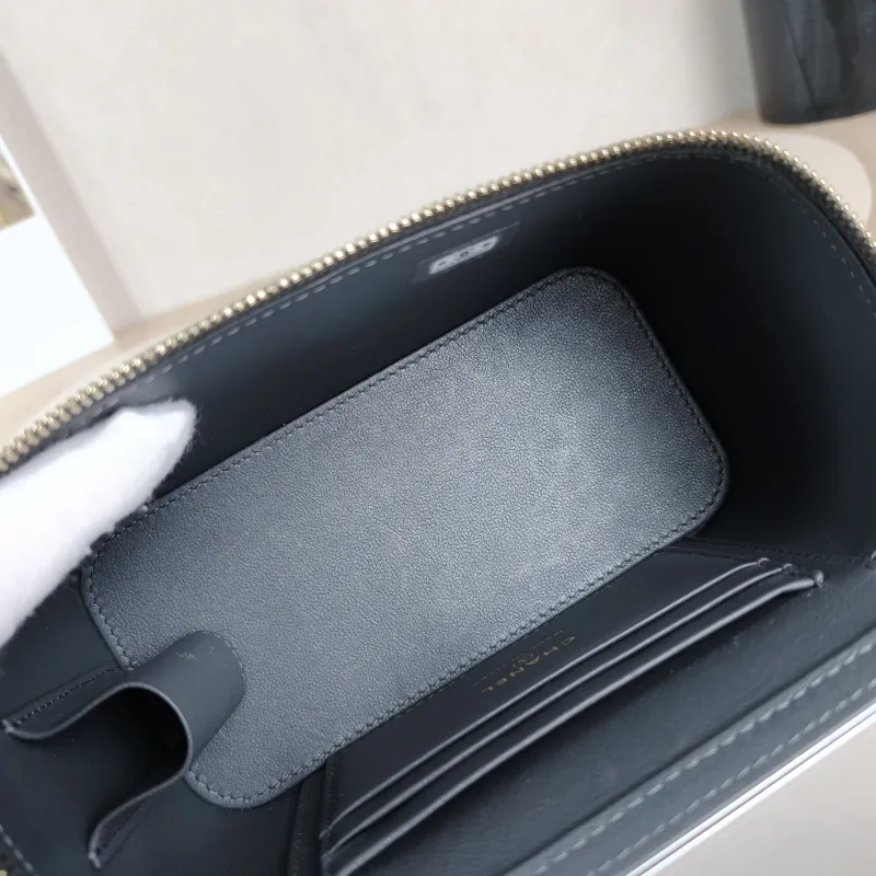 Chanel Crossbody Bag Edition Grey Lambskinmini16 × 8 × 9.5 cm — detail view 6 of 14