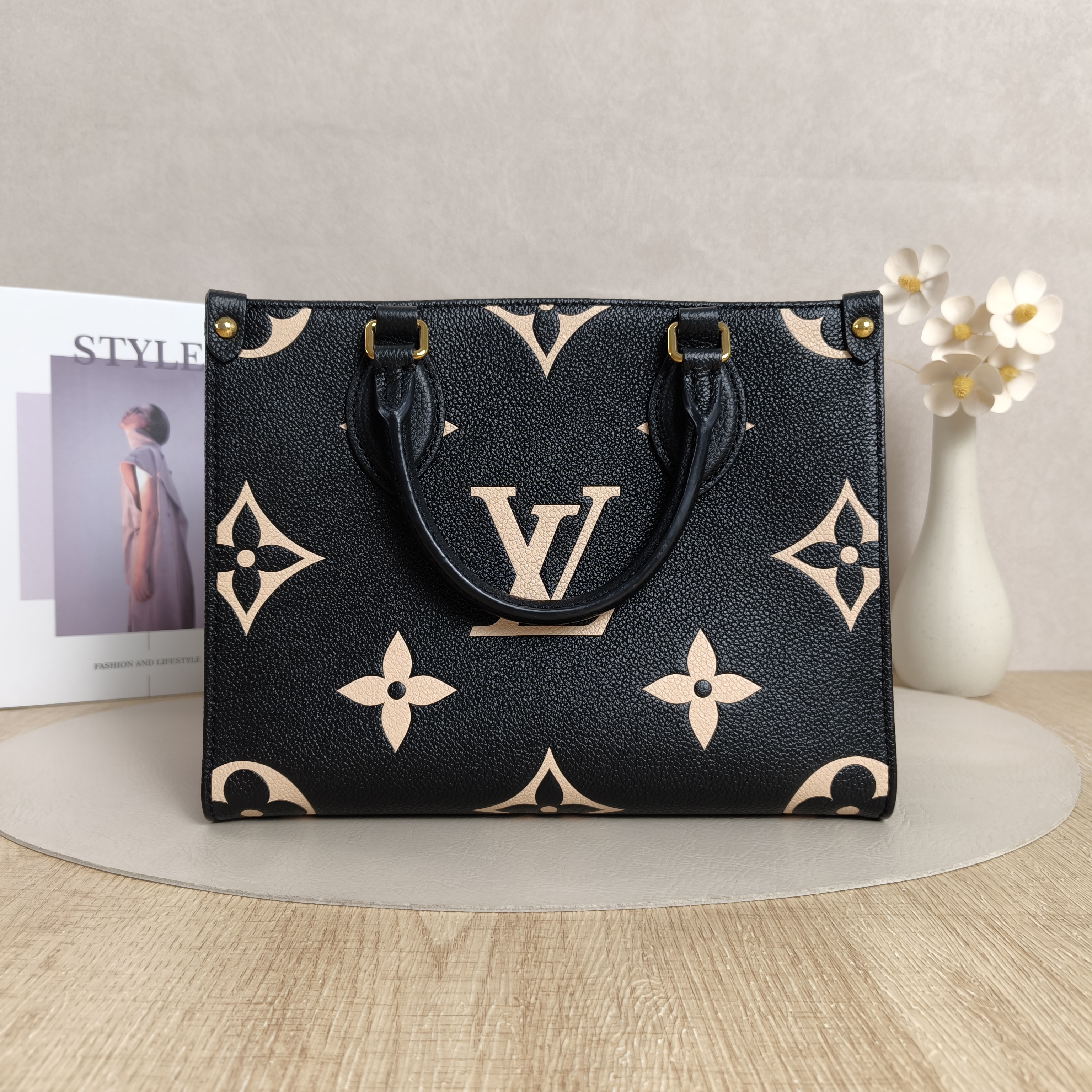 Louis Vuitton onthego Small Black Calfskin Microchip Edition · Shoulder Strap Box Dust Bag · 25 × 11.5 × 19 cm