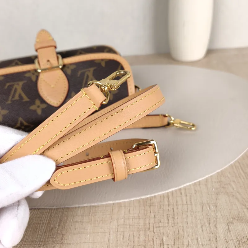 Louis Vuitton Crossbody Bag Diane Baguette Bag Monogram PV Cnano19 × 6 × 10.5 cm — detail view 3 of 12