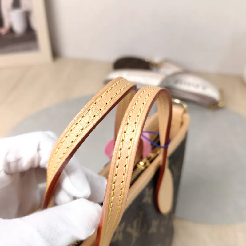 Louis Vuitton Crossbody Bag Neverfull BB Shoulder Strap PVC BB 24 × 9 × 14.5 cm — detail view 8 of 12