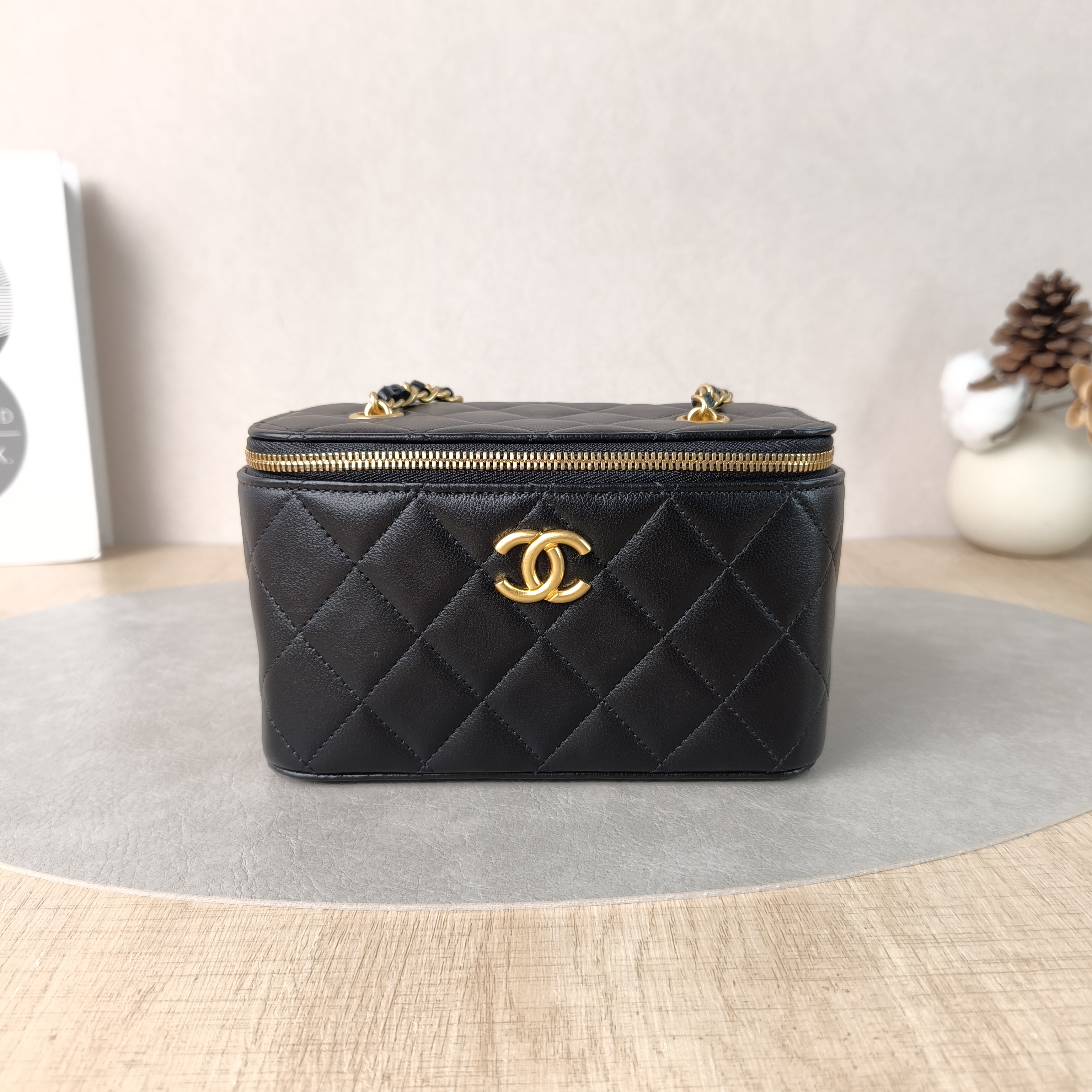Chanel Crossbody Bag Edition Black Lambskin One Size16 × 8 × 9.5 cm