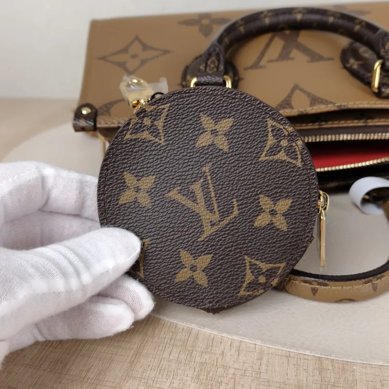 Louis Vuitton Crossbody Bag Onthego East West Monogram PVC Small 25 × 10 × 13 cm — detail view 5 of 15