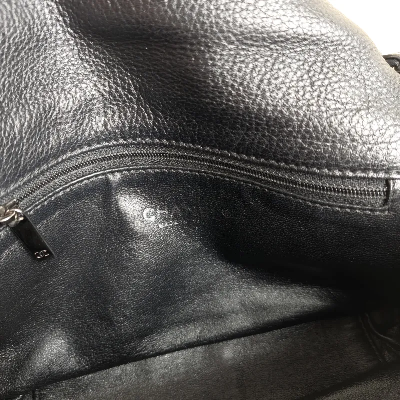 Chanel Shoulder Bag Black Calfskin 24 × 6 × 14 cm 10 Conditioned — detail view 3 of 11