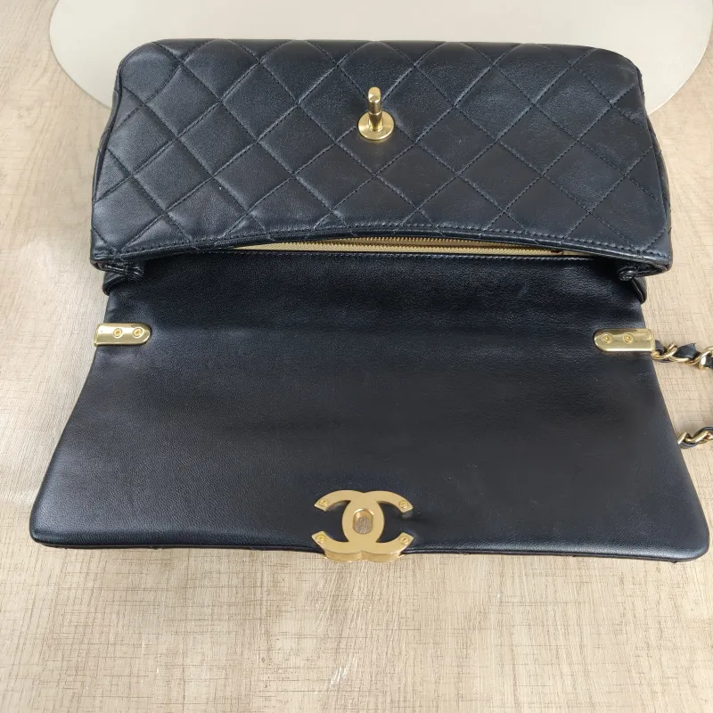 Chanel Crossbody Bag Black Lambskin Medium27 × 6 × 14 cm — detail view 3 of 14